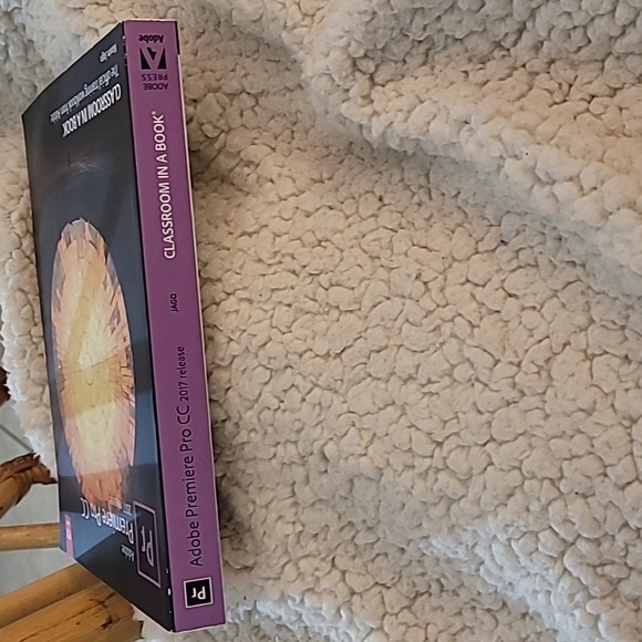 New Adobe Premiere Pro CC 2017 release paperback book with CD - Picture 9 of 12